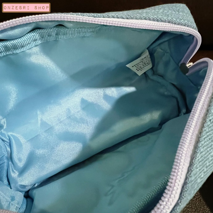 กระเป๋า Snoopy Denim Pouch สียีนส์เดนิม ตรงลายทำเป็นลายปักน่ารัก ขนาด 9.5 x 17 x 7 ซม.