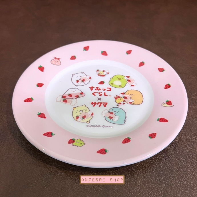 จานเมลามีนใบเล็ก Sumikko Gurashi x Sakuma Strawberry Milk Candy(Limited) ขนาด 15 x 15 ซม. ไม่มีขายทั่วไป เป็นแบบต้องลุ้นกับทางหน้าร้าน San-X ที่ญี่ปุ่นเท่านั้น มี 2 แบบให้เลือก