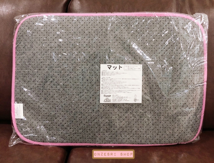 พรม Sanrio Characters Atakuji แบบ Pochacco x Cinnamoroll x Pompompurin ขนาด 60 x 40 ซม. ใช้ทำเป็นที่รองนั่งได้ ไม่มีวางขายทั่วไป เป็นแบบต้องลุ้นกับทางหน้าร้าน Sanrio ที่ญี่ปุ่นเท่านั้น