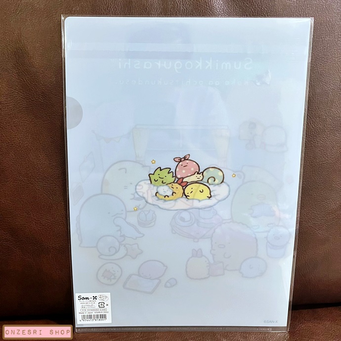 แฟ้ม A4 Sumikko Gurashi Picture Book Art Collection - Chilling in room ตรงตัวหนังสือด้านหน้าเป็นแบบปั๊มลึกสีทอง