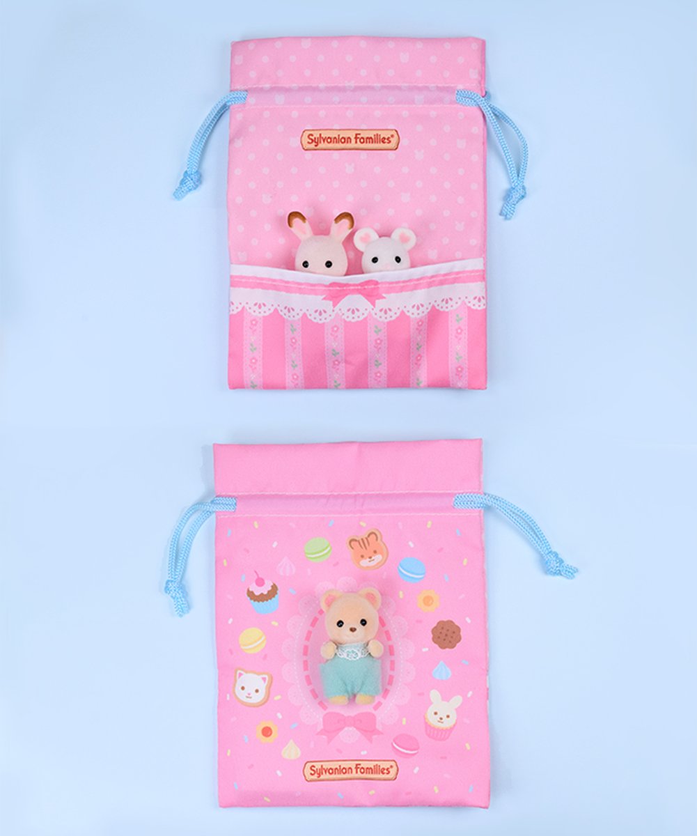 กระเป๋า Sylvanian Families Outing Pouch & Tote Bag แบบ Futon (Pink) ทำจากผ้า ขนาด 11 x 14.5 ซม. ตรงลายทำเป็นฉากเอาไว้เล่นกับตัวตุ๊กตาได้ มีช่องสำหรับใส่ตุ๊กตา