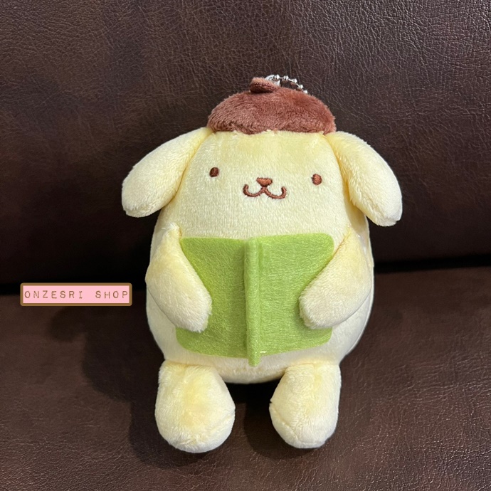 พวงกุญแจตุ๊กตา Pompompurin Reading ขนาด 13 x 10 x 8 ซม. ไม่มีขายทั่วไป เป็นแบบต้องลุ้นกับทางหน้าร้าน Sanrio ที่ญี่ปุ่นเท่านั้น