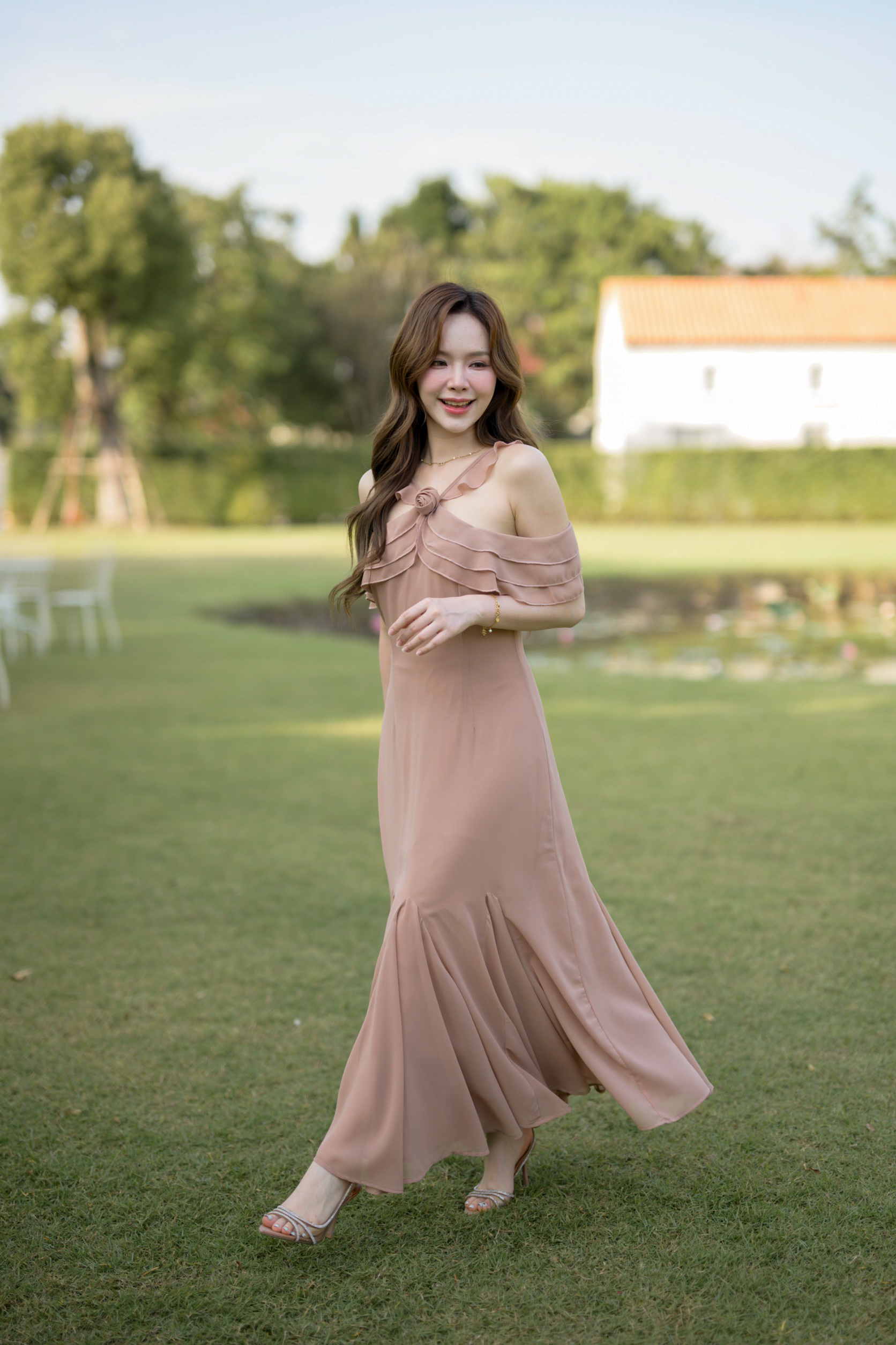 Fay Off-Shoulder Maxi Dress – Ovaltine สีโอวัลติน