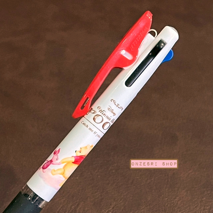 ปากกา Disney Jetstream 0.5 ลาย Pooh & Piglet หมึกมี 3 สี แดง ดำ น้ำเงิน ตรงที่เสียบเป็นแบบคลิป ติดแน่น