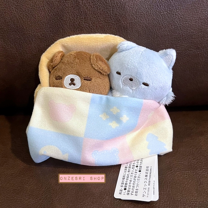 เซ็ตตุ๊กตาเล็ก Chairoikoguma Aokogu no Otomari (San-X Store Limited) เป็นตุ๊กตาไซส์ SS แบบ Koguma & Blue Wolf บนที่นอน ขนาดทั้งเซ็ต 13 x 13 x 5 ซม.