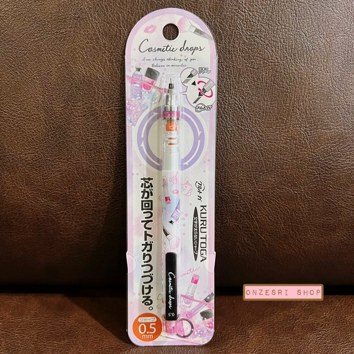 ดินสอกด Kurutoga ลาย Cosmetic Drops แบรนด์นี้ขึ้นชื่อด้านมีระบบเหลาไส้เองในตัวดินสอ ทำให้เวลาเขียนเส้นจะคมชัดตลอด