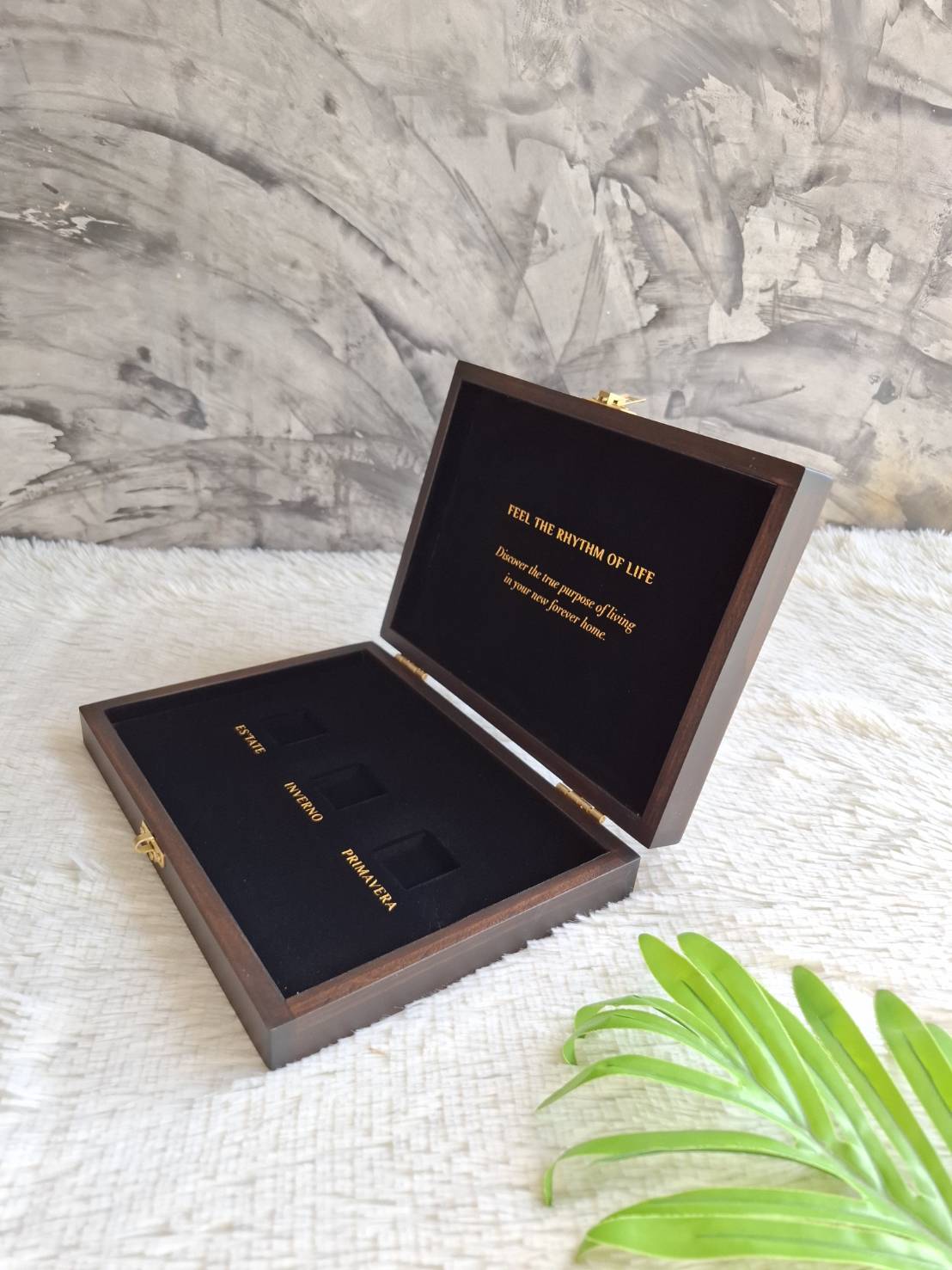 กล่องไม้บุผ้ากำมะหยี่สีดำ