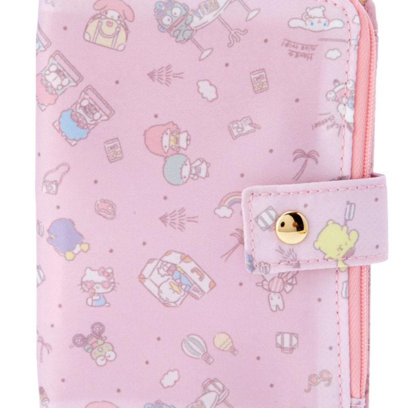 กระเป๋า Flat Pouch & Tissue Case ลาย Sanrio Travel สีชมพู ด้านหน้าเป็นช่องซิป ทำเป็นกระเป๋าสตางค์ได้ มีกระดุมแป๊กติด กางออกใส่มาสก์ได้ ด้านหลังใส่ทิชชู่ได้ ขนาด 13.5 x 10 x 4 ซม. / ตอนกาง 20 x 13.5 ซม.