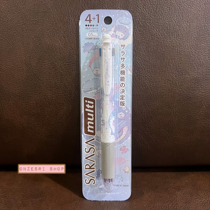 ปากกาหมึกเจล Sarasa Multi 4+1 เป็นปากกาหมึก 4 สี (ดำ แดง น้ำเงิน เขียว) และดินสอกดในแท่งเดียวกัน ลาย Jinbesan Memories of the Deep Sea Planetarium