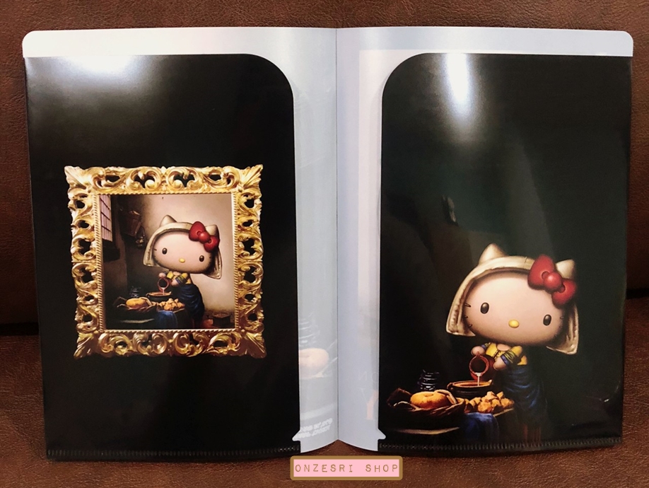 แฟ้มขนาด A5 Hello Kitty Museum Art Collection แบบภาพเขียน The Milkmaid / Vermeer ด้านในเป็นช่อง Pocket ใส่ของได้ทางซ้าย-ขวา ลายสวย ขนาด 21 x 14.8 ซม.