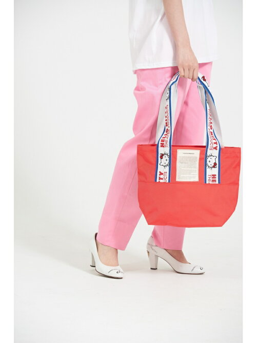 กระเป๋า Hello Kitty x Theatre Products Japan (Limited) สีแดง ขนาด 28 x 39 x 13 ซม. หูยาว 62.5 ซม. จุของได้เยอะ สะพายได้ ตัวกระเป๋าเป็นผ้าหนา หูเป็นเหมือนกระสอบแข็ง ๆ มีขายแค่ที่ร้าน Theatre Products ที่ญี่ปุ่นเท่านั้น