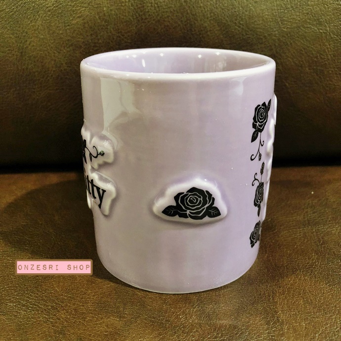 แก้วเซรามิค Yoshikitty Mug (Limited) สีม่วง ขนาด 9 x 9 ซม. ตรงลายทำเป็นนูน ๆ น่ารักมาก ไม่มีวางขายทั่วไป เป็นแบบต้องลุ้นกับทางหน้าร้าน Sanrio ที่ญี่ปุ่นเท่านั้น (สีจริงสีม่วงสวย พอดีถ่ายกับพื้นสีน้ำตาลแล้วสีเพี้ยนค่ะ)