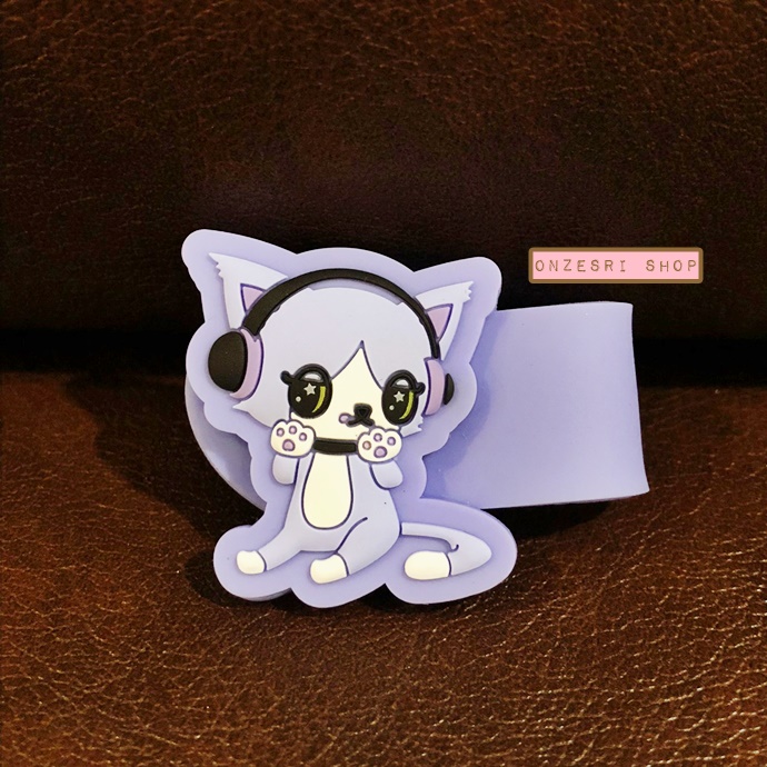 Sanrio Characters Beatcats Rubber Band ขนาดกว้าง 10.2 ซม. เป็นที่รัดเก็บสายหูฟัง หรืออื่น ๆ ทำจากยาง ด้านหลังมีกระดุมเหล็กติด มี 6 แบบให้เลือก