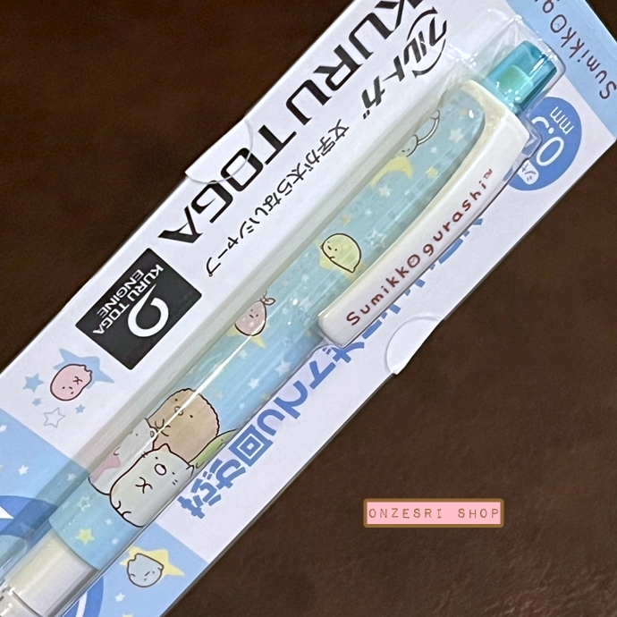 ดินสอกด Kurutoga ลาย Sumikko Gurashi - Starry Sky บนท้องฟ้าดวงดาว แท่งสีฟ้า หัว 0.5 แบรนด์นี้ขึ้นชื่อด้านมีระบบเหลาไส้เองในตัวดินสอ ทำให้เวลาเขียนเส้นจะคมชัดตลอด