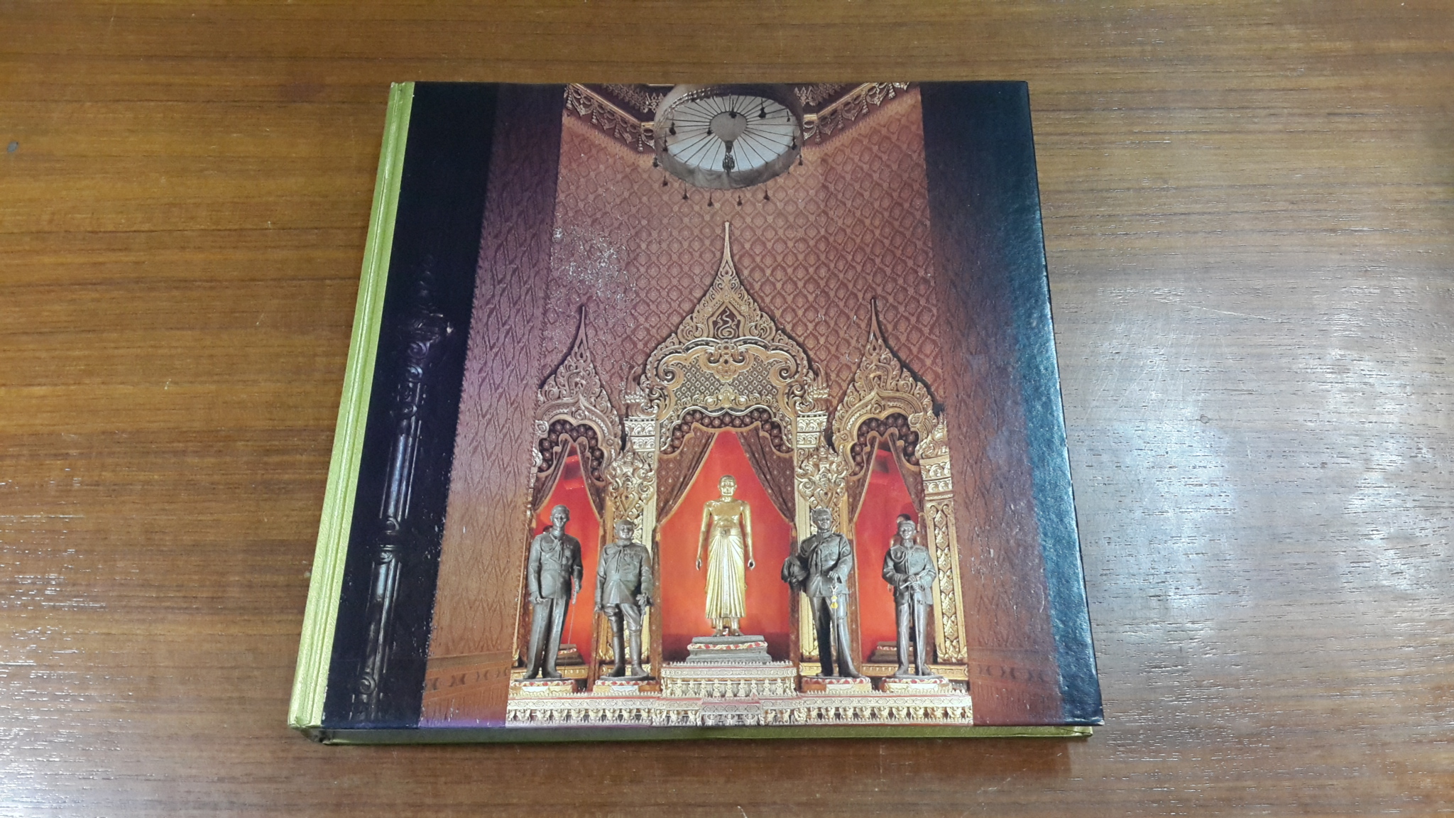 พระมหากษัตริย์ในพระบรมราชจักรีวงศ์กับประชาชน ที่ระลึกสมโภชกรุงรัตนโกสินทร์ ๒๐๐ ปี พ.ศ.2525 / สำนักราชเลขาธิการ