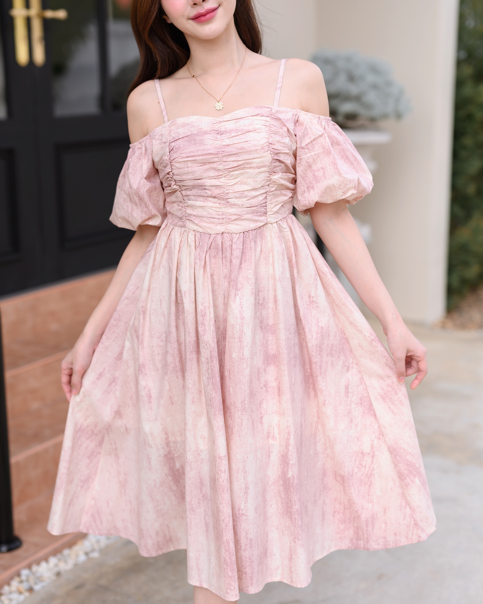 Pastel Puff Sleeve Dress เดรสเปิดไหล่แขนพอง : สีชมพู