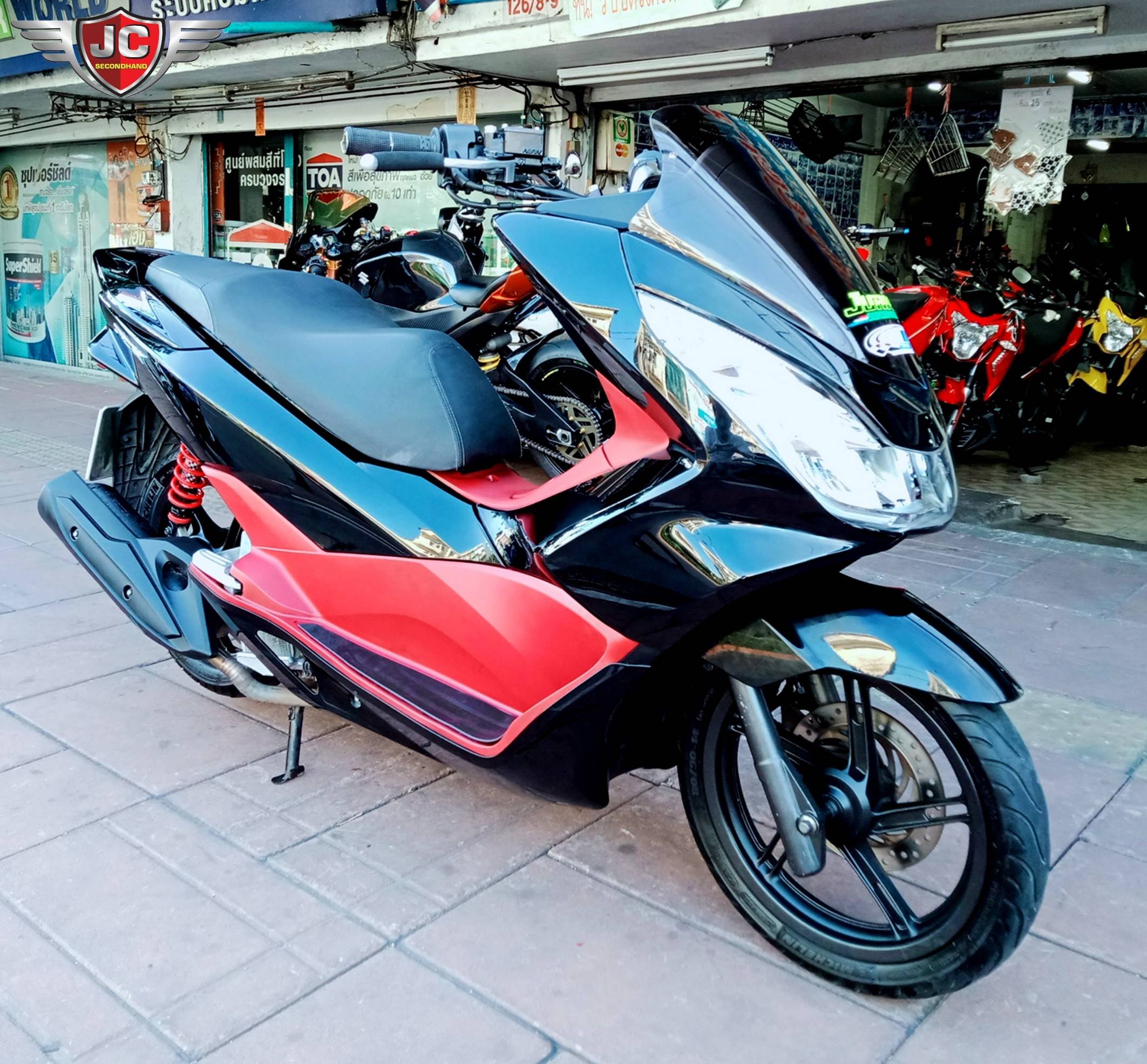 รถโคตรตลาดมาใหม่อีกคัน HONDA PCX150 Smart Key จดทะเบียนปลายปี59 คันนี้แต่งมาให้หมดแล้วไม่ใส่แต่ชักอย่างเดียว บอกเลยขี่สนุก ชุดสีแท้ทั้งคันแทบไม่มีตำหนิ