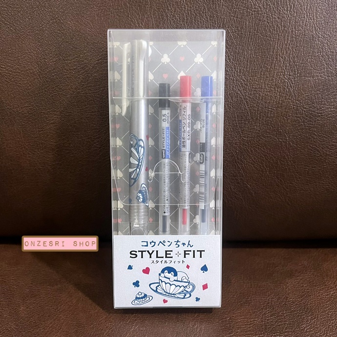 เซ็ตปากกา Uni Style Fit พร้อมไส้ ลายเพนกวิน Koupen Chan สีเงิน เป็นปลอกปากกา ใส่ได้ 3 ไส้ พร้อมไส้ 0.5 รวม 3 สี (Black, Blue, Red)