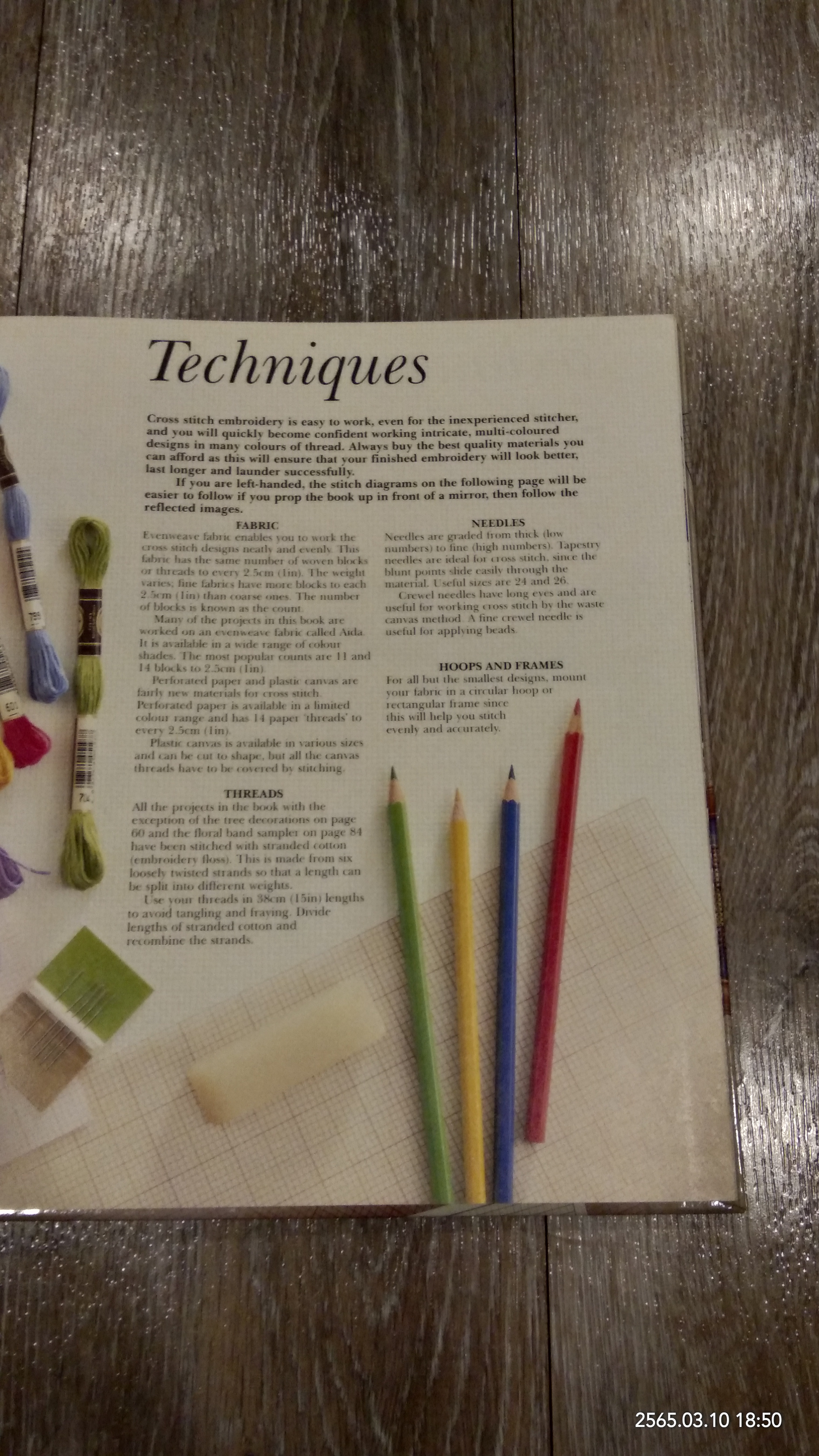 THE NEEDLEWORKER 'S COLLECTION : DESIGNS IN CROSS STITCH