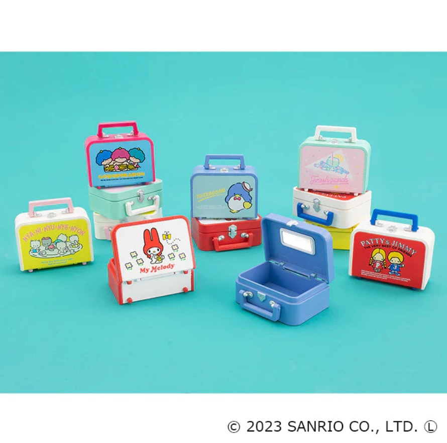 โมเดลกระเป๋าเดินทาง Sanrio Retro Trunk Miniature Collection ด้านในมีกระจกเล็ก เปิดใส่ของได้นิดหน่อย ขนาด 4.5 x 3 x 2 ซม. มี 5 แบบให้เลือก