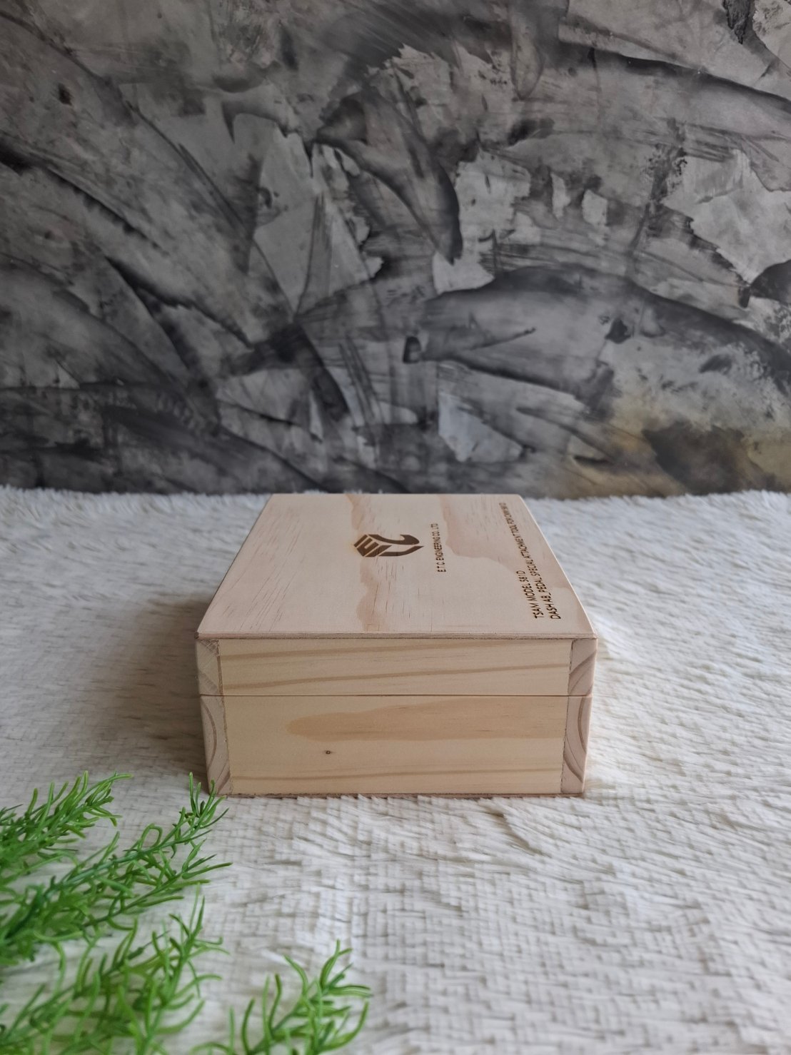 กล่องไม้สนฝาล็อค