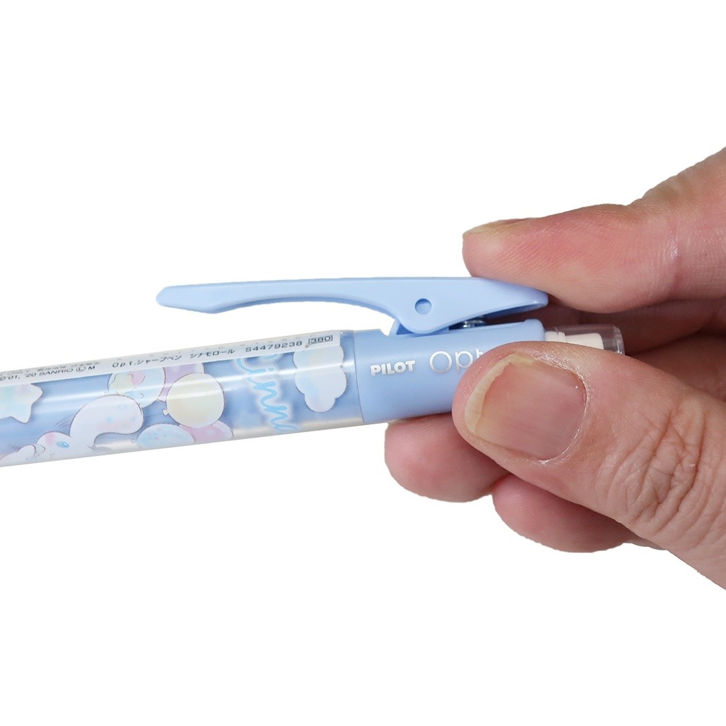 ดินสอกด Pilot Opt. ลาย Cinnamoroll สีฟ้า สะดวกตรงการเขย่าไส้ได้แทนการกด (คล้าย Dr.Grip) หากกำลังเขียนอยู่แล้วไส้จะหมด เขย่าไส้ก็ออกมาแล้วค่ะ ตรงคลิปที่หนีบเป็นแบบกด หนีบได้แน่น ไม่หลุดง่าย