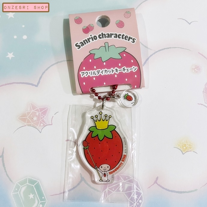 พวงกุญแจ Sanrio Acrylic ลาย Strawberry King เป็นอะคริลิคใส เป็นตัวห้อยใหญ่กับตัวห้อยเล็กด้านบน ขนาด 4 x 4 ซม. โดยประมาณ (วัดไม่รวมสาย)