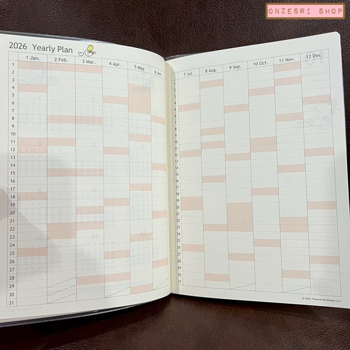 สมุด 2026 Schedule Book เล่มกลาง B6 ลาย Snoopy Music สีพีชเทา ลายทอง ขนาด 13.2 x 18.8 x 0.6 ซม. (64 หน้า) มีให้จดตั้งแต่เดือน 10/2025 - 12/2026 เป็นปฎิทินแบบ monthly