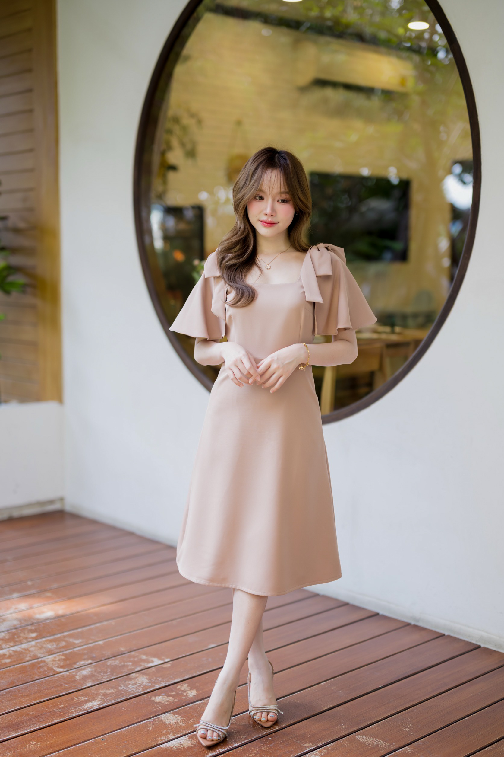 Bellette Bow Shoulder Dress : สีโอวัลติน