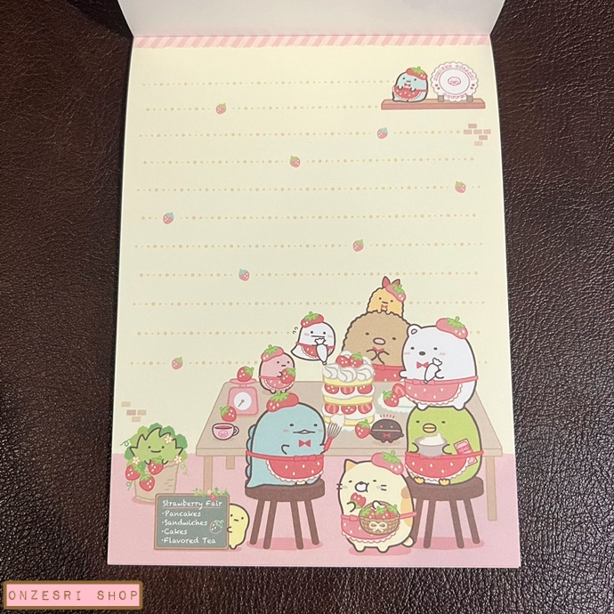 สมุดฉีก Sumikko Gurashi Strawberry Fair แบบสีชมพู ขนาด 14.8 x 10.5 ซม. มี 4 ลาย รวม 100 แผ่น แผ่นแรกเป็นสติกเกอร์