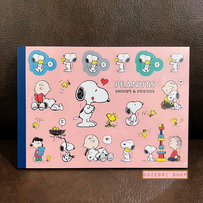 สมุดฉีก Peanuts Snoopy & Friends จากญี่ปุ่น แบบสีชมพู หน้าปกเป็นสติกเกอร์แกะได้ มีกระดาษ 4 ลาย รวม 64 แผ่น ขนาด 10.5 x 14.8 ซม.