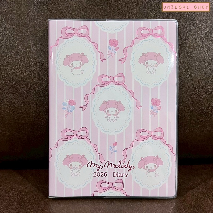 สมุด 2026 Schedule Book เล่มหนา B6 ลาย My Melody Ribbon สีชมพู ขนาด 13.5 x 18.7 x 1.3 ซม. (192 หน้า) มีให้จดตั้งแต่เดือน 10/2025 - 3/2027 เป็นปฎิทินแบบ monthly & weekly แบบช่องยาว มี sticker