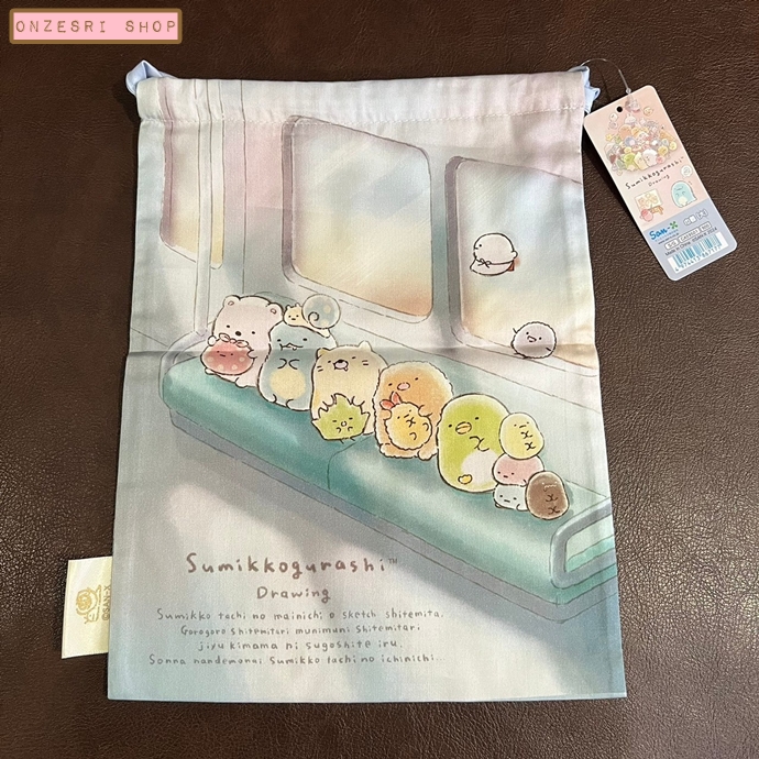 กระเป๋ารูดเชือก Sumikko Gurashi Drawing ขนาด 21 x 28 ซม. ทำจากผ้าคอตตอน
