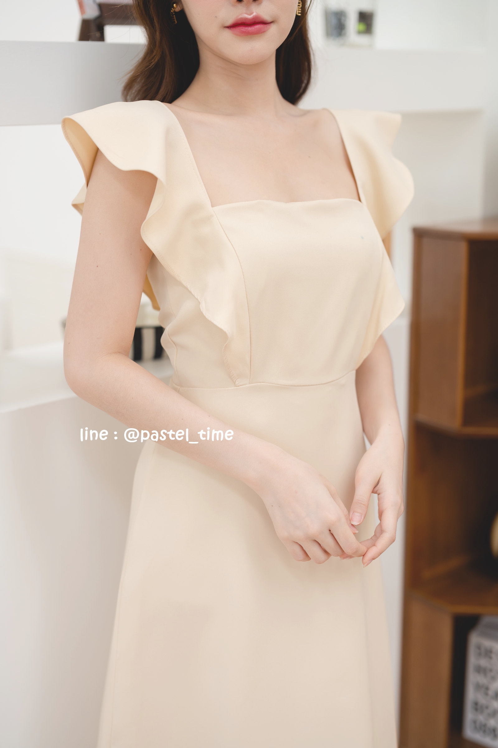 Rika Ruffle Dress : สีครีม