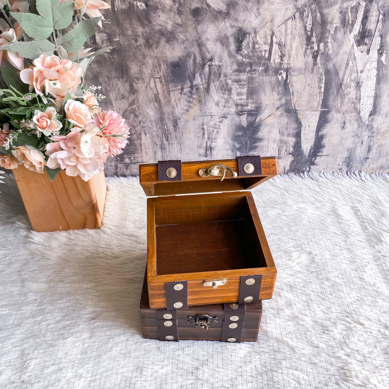 กล่องไม้ฝาล็อค ไซส์ S ตกแต่งหนัง (Wooden lock box, S size)