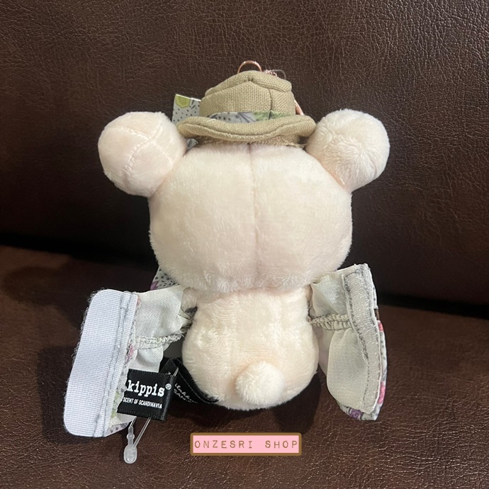 พวงกุญแจตุ๊กตา Rilakkuma x kippis (Limited) แบบ Korilakuma ลายผ้า Lahja (แปลว่าของขวัญ) เป็นแบรนด์ลายผ้าแบบสแกนดิเนเวีย น่ารักมาก สามารถถอดชุดกับหมวกได้ ขนาด 11 x 9 x 5 ซม.