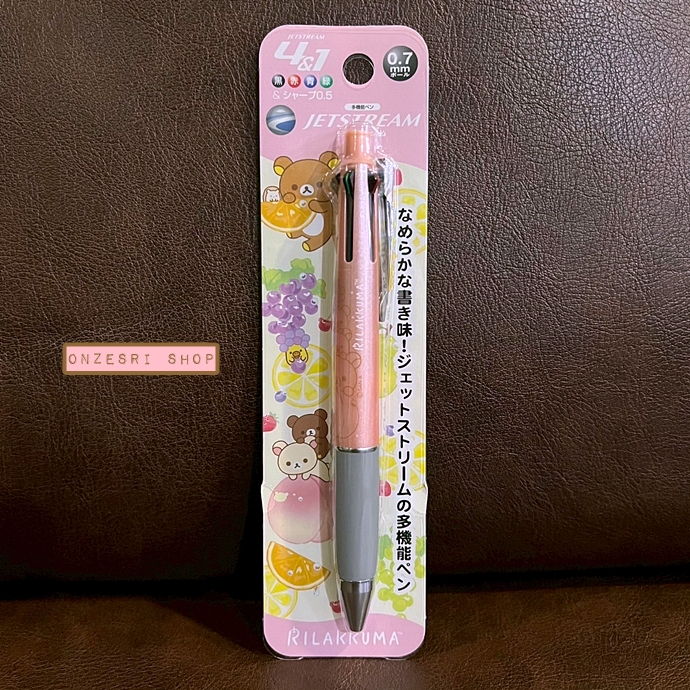 ปากกา Jetstream 4+1 ลาย Rilakkuma Fruits สีชมพูเทา เป็นปากกาหมึก 4 สี ดำ แดง เขียว น้ำเงิน หัว 0.7 และเป็นดินสอกดในแท่งเดียวกัน