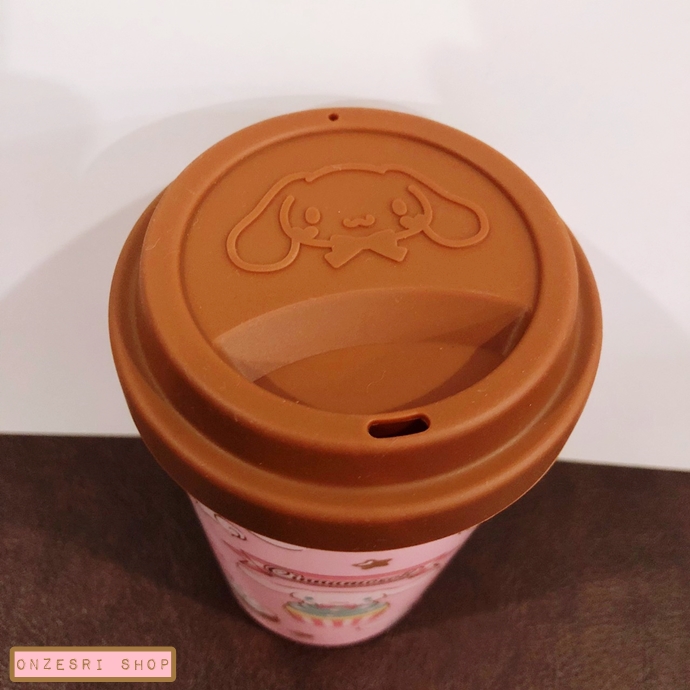 แก้วพลาสติก Cinnamoroll Choco Mint Tumbler สีชมพู ฝาเป็นซิลิโคนสีน้ำตาล ขนาด 14 x 8 ซม. ไม่มีวางขายทั่วไป เป็นแบบต้องลุ้นกับทางหน้าร้าน Sanrio ที่ญี่ปุ่นเท่านั้น
