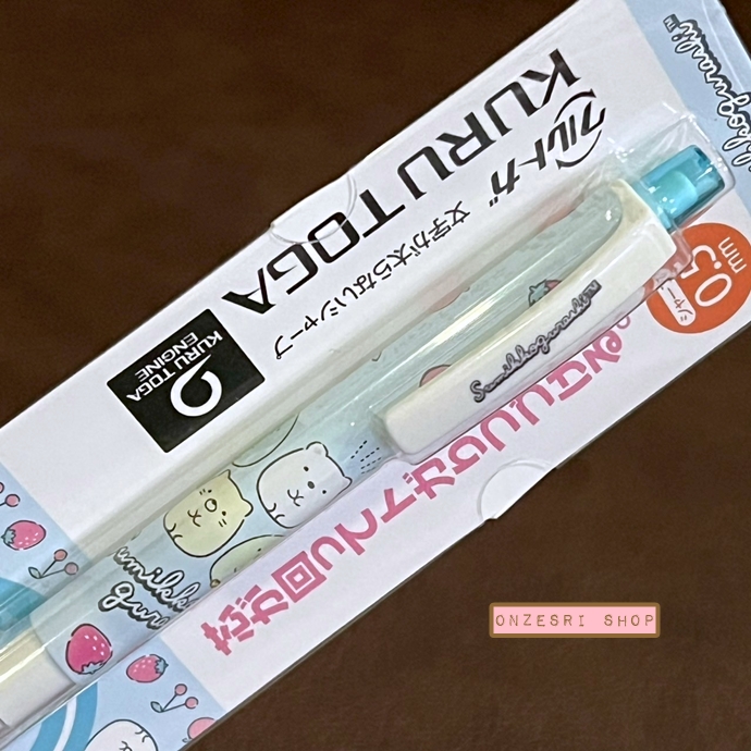 ดินสอกด Kurutoga ลาย Sumikko Gurashi Cherry & Strawberry สีฟ้า หัว 0.5 แบรนด์นี้ขึ้นชื่อด้านมีระบบเหลาไส้เองในตัวดินสอ ทำให้เวลาเขียนเส้นจะคมชัดตลอด