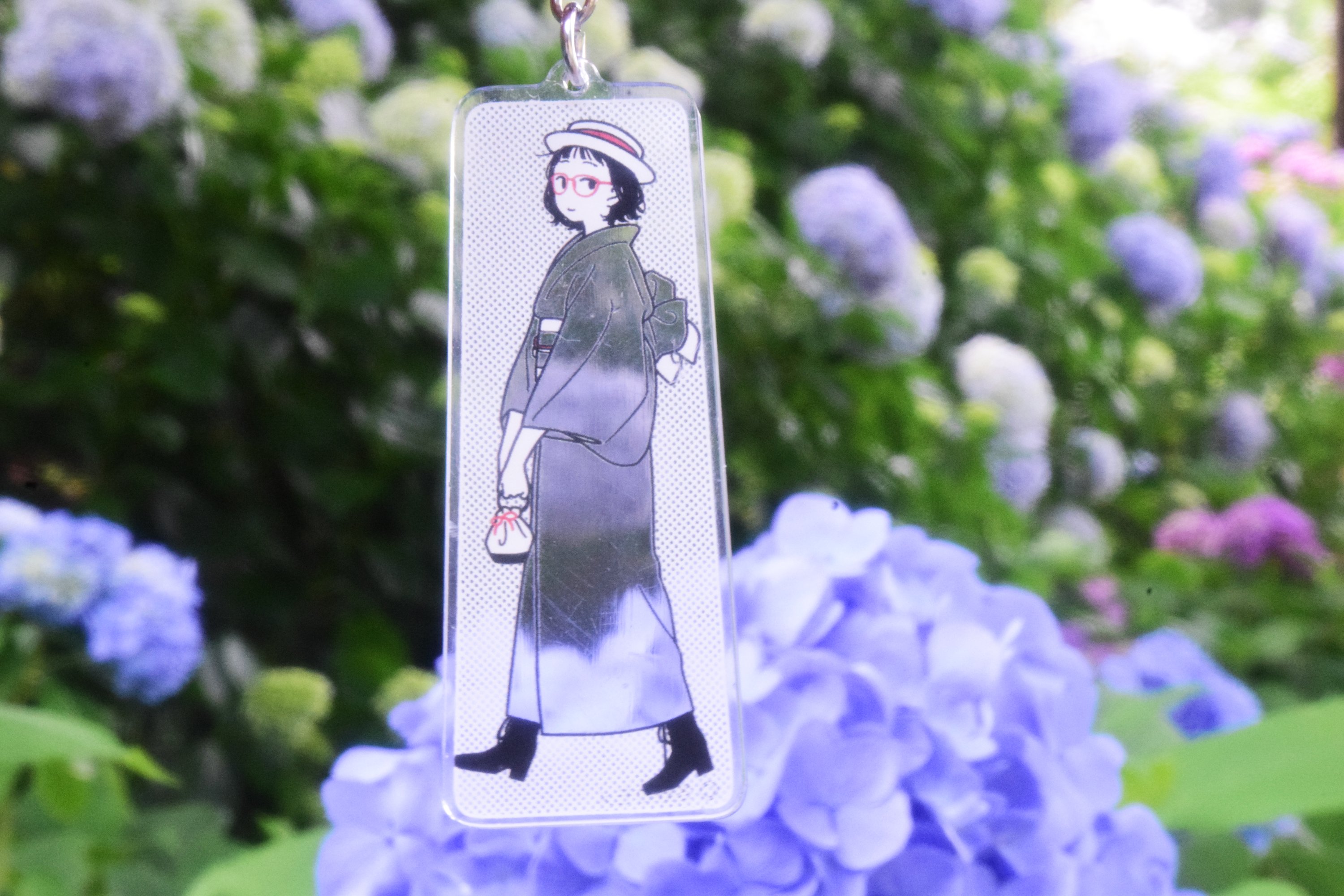 พวงกุญแจอะคริลิค Walking around the season จากศิลปินญี่ปุ่น Kamome Fuyuno ตรงที่เป็นเสื้อผ้าจะทำเป็นแบบใส ไว้ถ่ายกับพื้นหลังน่ารัก ๆ เปลี่ยนลายชุดได้ เฉพาะตัวอะคริลิกสูงประมาณ 6.5 ซม. มี 6 แบบให้เลือก