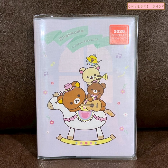 สมุด 2026 Schedule Book เล่มกลางหนา B6 ลาย Rilakkuma สีม่วง ขนาด 13.2 x 18.6 x 1.3 ซม. (208 หน้า) มีให้จดตั้งแต่เดือน 10/2025 - 3/2027 เป็นปฎิทินแบบ monthly & weekly ช่องใหญ่