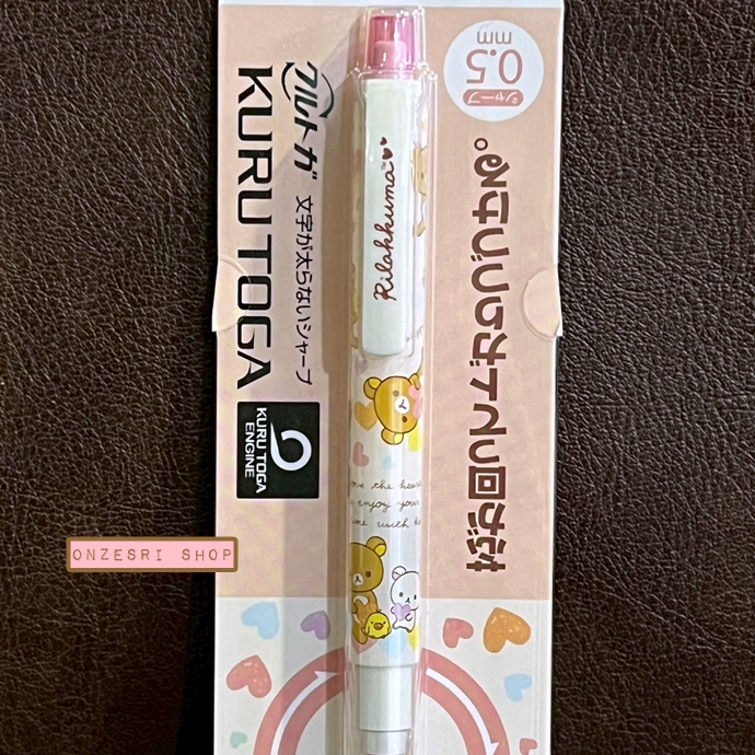 ดินสอกด Kurutoga ลาย Rilakkuma Happy Love ลายหัวใจ หัว 0.5 แบรนด์นี้ขึ้นชื่อด้านมีระบบเหลาไส้เองในตัวดินสอ ทำให้เวลาเขียนเส้นจะคมชัดตลอด