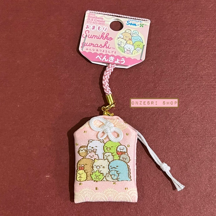 เครื่องรางญี่ปุ่นนำโชค Sumikko Gurashi แบบสีชมพู (การศึกษา) ทำจากผ้าญี่ปุ่น ขนาด 3.2 x 4.5 ซม.