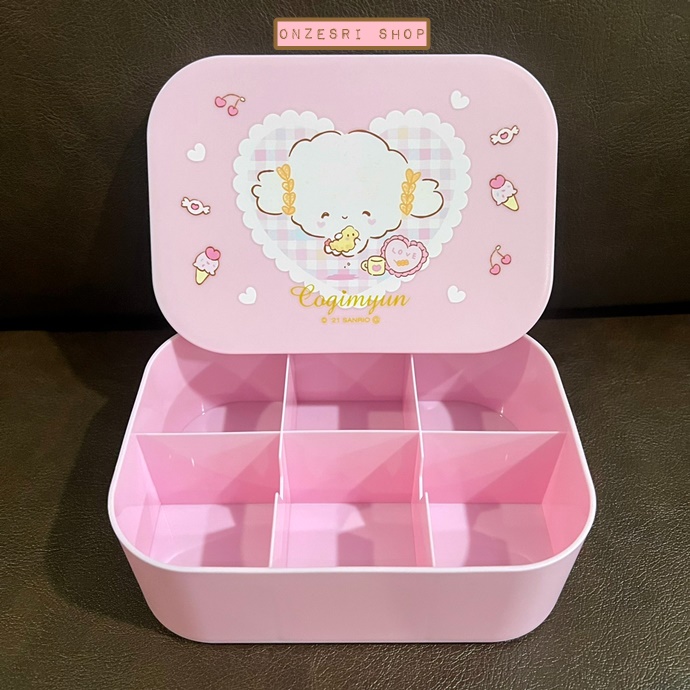 กล่องเก็บของ Cogimyun Accessory Case & Mirror (Limited) สีชมพู ขนาด 15.5 x 11.3 x 5.8 ซม. ด้านในเป็นกระจก มีช่องแบ่งเก็บของ ไม่มีวางขายทั่วไป เป็นแบบต้องลุ้นกับทางหน้าร้าน Sanrio ที่ญี่ปุ่นเท่านั้น