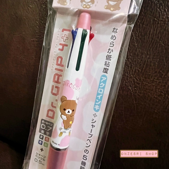 ปากกา Dr.Grip 4+1 ลาย Rilakkuma คอลเลกชั่น Chairoikoguma wants to grow up สีขาวชมพู เป็นปากกาหมึก 4 สี ดำ แดง เขียว น้ำเงิน และเป็นดินสอกดในแท่งเดียวกัน