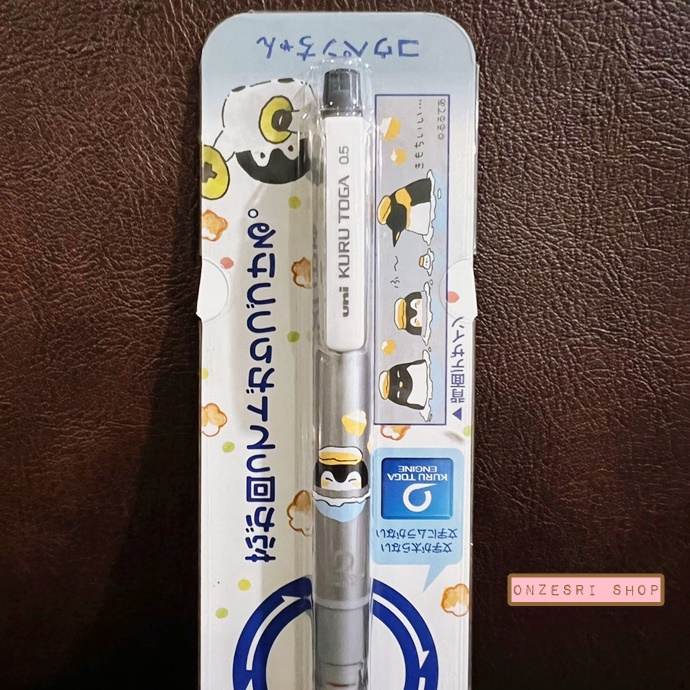 ดินสอกด Kurutoga ลายเพนกวิน Koupen Chan สีเงิน แบรนด์นี้ขึ้นชื่อด้านมีระบบเหลาไส้เองในตัวดินสอ ทำให้เวลาเขียนเส้นจะคมชัดตลอด
