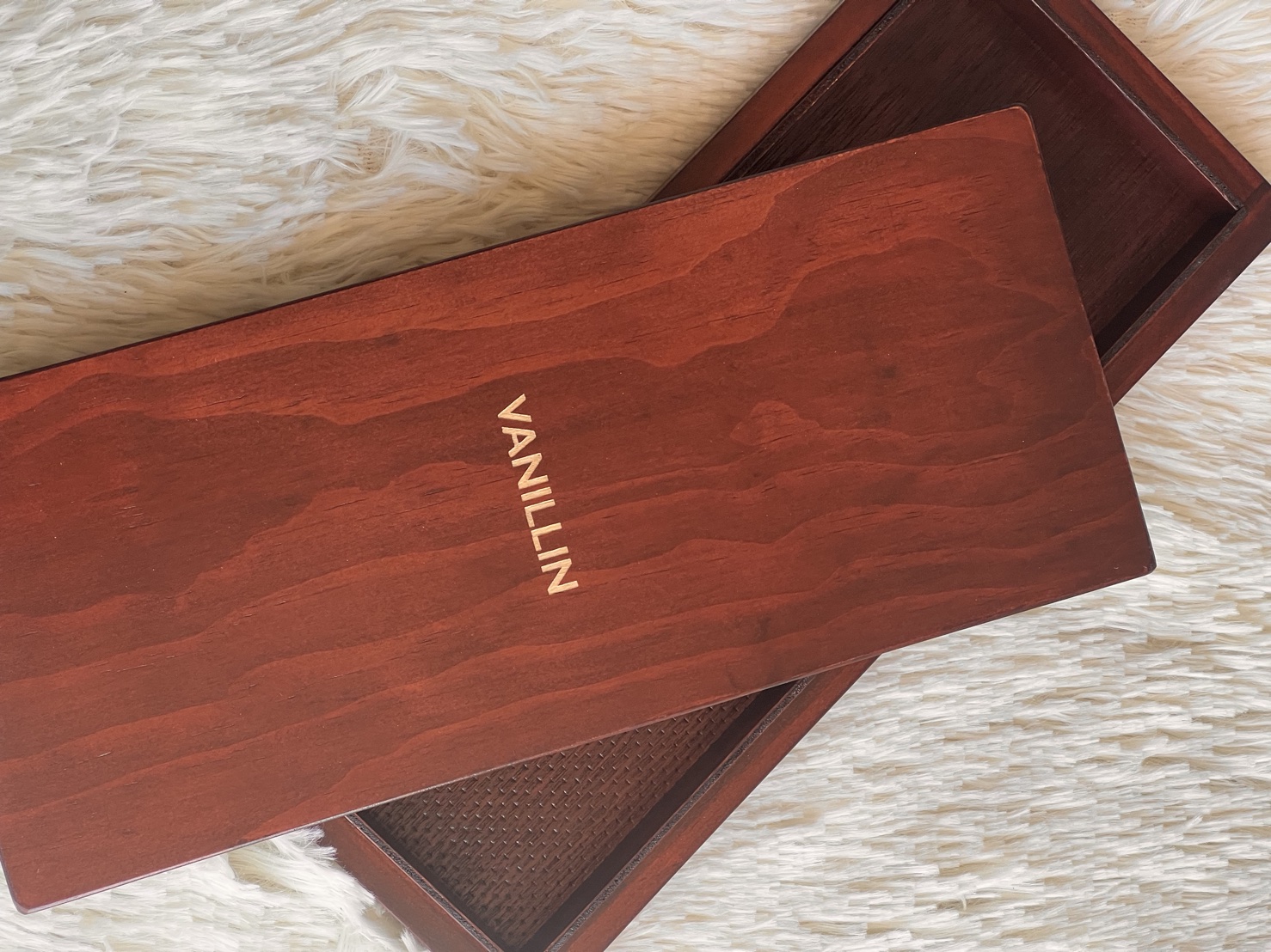 กล่องไม้ฝาครอบ