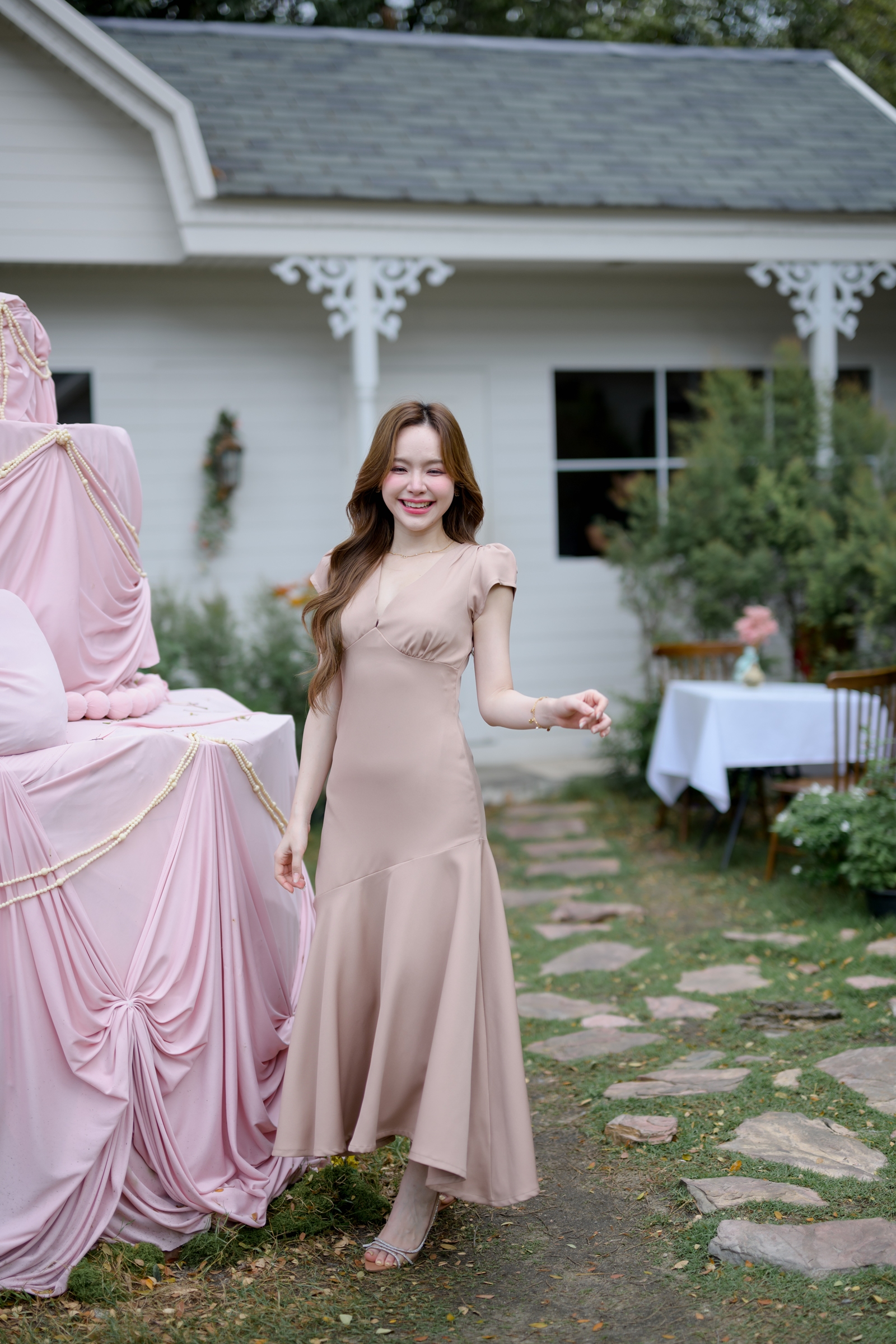 Petal Sway Maxi Dress : สีโอวัลติน