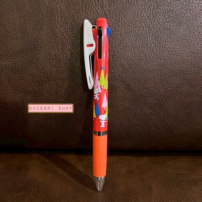 ปากกา Jetstream 0.5 ลาย Snoopy Forest สีแดง หมึกมี 3 สี แดง ดำ น้ำเงิน ตรงที่เสียบเป็นแบบคลิป ติดแน่น