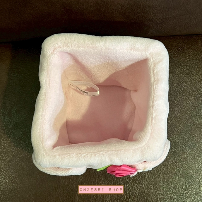 ที่ใส่ของ My Melody Rose ใส่ของเล็กน้อย เครื่องเขียน มือถือ ได้ ไม่มีขายทั่วไป เป็นแบบต้องลุ้นกับทางหน้าร้าน Sanrio ที่ญี่ปุ่นเท่านั้น ขนาด 10 x 9 x 9 ซม.